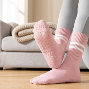 Chaussettes antidérapantes roses à rayures blanches en coton et fibre de bambou pour yoga et usage quotidien, pour adultes, saison automne - Product Image 1