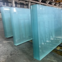 Verre trempé ultra-clair de qualité supérieure 10 mm à faible teneur en fer, panneau à haute transmission lumineuse pour applications de cloisons et de meubles
