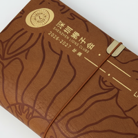 Carnet de voyage personnalisé en cuir PU avec couverture gaufrée, impression à chaud dorée, bloc de texte diagonal, reliure à clip latéral, kraft naturel