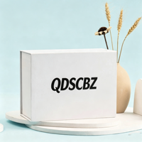 Boîte cadeau personnalisée de luxe en carton blanc imperméable avec couvercle fermé pour vêtements, emballage cadeau élégant et écologique
