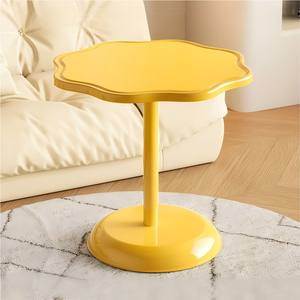 Mesa Auxiliar Redonda de Metal Moderna y Lujosa con Base de Pedestal, Decorada con Flores Amarillas, Pequeña, para Café, Té, Esquina del Sofá, para Sala de Estar - Product Image 1