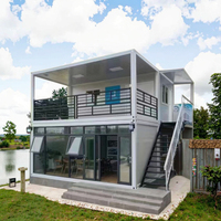Villas avec design minimaliste, véranda et serres en verre à toit plat