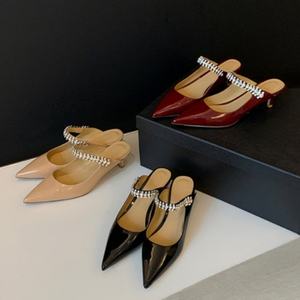 Sandales rouges personnalisées inspirées de Jm, en cuir verni, avec talon aiguille délicat de 5 cm et semelle intérieure rembourrée en peau de mouton, pour mariages et banquets, vente en gros - Product Image 5