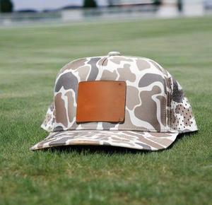 หมวกกอล์ฟลายพราง5แผงโพลีเอสเตอร์ตัดด้วยเลเซอร์ประสิทธิภาพการทำงานแบบเจาะรูกันน้ำได้หมวก Snapback พร้อมแผ่นหนัง - Product Image 2