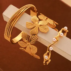 Pulseira feminina 18K banhada a ouro em aço inoxidável com flores e pérolas, pulseira larga e aberta, novidade