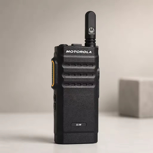 Walkie Talkie Motorola SL1M para Hostelería y Operaciones Hoteleras, 3W, 256 Canales, Batería <span class=keywords><strong>de</strong></span> Larga Duración, Resistente al Agua IPX-8 - Product Image 1