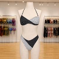 Bikinis de mujer de cintura alta sin costuras con diseño de lunares retorcidos y bloques de color, personalizados y reciclados por el fabricante, con corte cheeky en V.