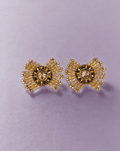 Boucles d'oreilles exquises et minimalistes plaquées or 18 carats, faites à la main, avec des perles de riz Miyuki, design circulaire, boucles d'oreilles à ailes - Product Image 1