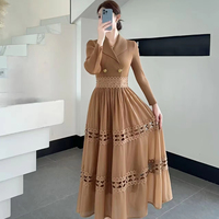 Robe plissée deux pièces pour tenue de travail formelle - le haut est conçu comme un costume, et la jupe est la partie inférieure