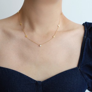 Collier en acier inoxydable plaqué or 18 carats style bohème avec pendentif fleur délicat et chaîne à maillons ornée de zircon 3A, idéal pour un cadeau d'anniversaire - Product Image 3