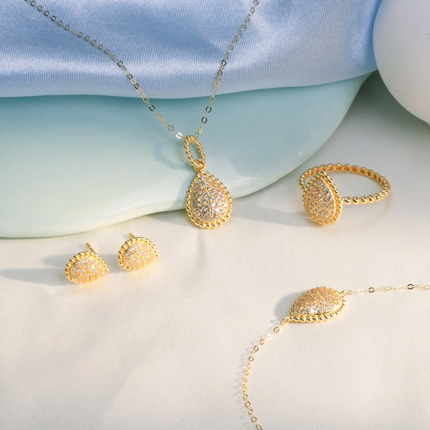 Bracciale a catena con clavicola con ciondolo a forma di diamante con zirconi a forma di goccia d'acqua orecchini in oro 18 carati anello con perline rotonde set di gioielli da donna