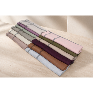 Foulard carré en voile jacquard uni Wafa, design encadré, toucher doux comme du coton, respectueux de la peau, toutes saisons, 110x110 cm - Product Image 4