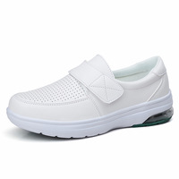 Chaussures de marche respirantes pour femmes avec perforations et fermeture Velcro, semelle épaisse absorbant les chocs, confort optimal pour le travail médical, vente en gros OEM ODM