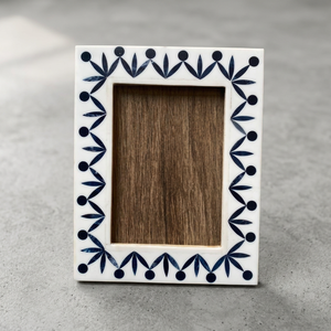 Marco de Fotos de Resina Hecho a Mano, Negro con Incrustaciones Blancas, Rectangular, Decorativo para Mesa, Orientación Vertical, Decoración del Hogar - Product Image 1