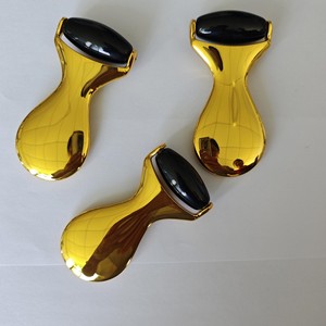 Masseur facial 2 en 1 en alliage de zinc doré avec pierre de jade, quartz rose et obsidienne noire - Product Image 1