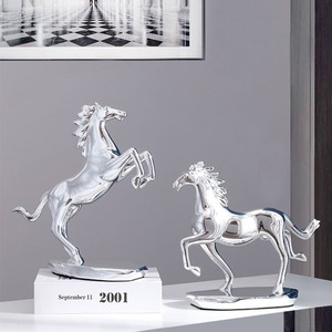 Vente en gros de figurine de <span class=keywords><strong>cheval</strong></span> en résine galvanisée finition métallisée-Sculpture de décoration de table de salon et de bureau moderne et tendance - Product Image 2