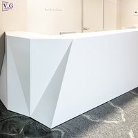 Bureau de réception pour 2 personnes en surface solide sans joint blanc, design en forme de diamant, pour salle d'attente de bureau