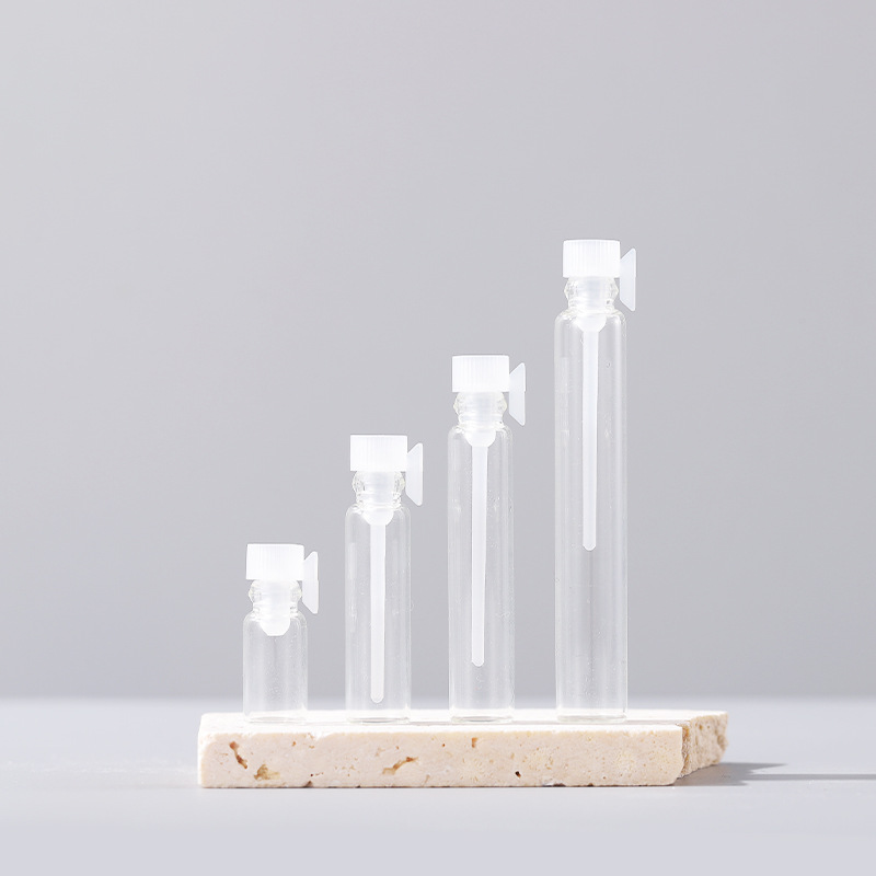 Botella transparente con tapa transparente.