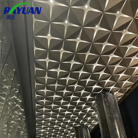 Plafond suspendu en aluminium en forme de losange sur mesure - Panneaux acoustiques perforés pour bar restaurant