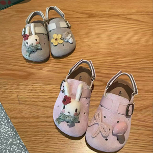 Zuecos de Gamuza con Decoración de Conejito para Niñas - Sandalias con Hebilla y Suela Suave para Niños Pequeños - Product Image 2
