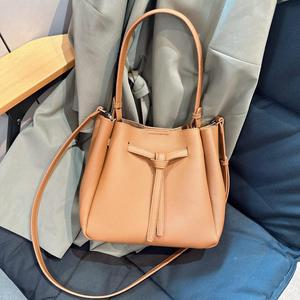 Sac seau en cuir de vachette litchi Togo sans marque, entièrement doublé cuir, chic parisien, pour le quotidien, vente en gros et au détail en Europe, directement de l'usine - Product Image 5