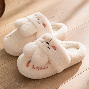 T1635 nuevo algodón para pantuflas interior antideslizante dibujos animados pelo de conejo felpa para amantes peso ligero EVA suela estilo de invierno - Product Image 2