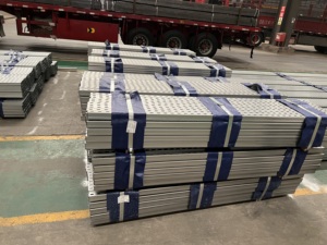 Pezzo di connessione ad angolo retto in acciaio zincato a forma di C staffa fotovoltaica a tre fori a quattro fori con limite sismico a cinque fori - Product Image 5