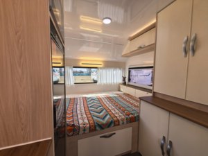 Caravane de voyage moderne légère et luxueuse de 7 m à double essieu avec système AL-KO AKS pour 4 personnes - Product Image 3