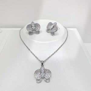 Juego de joyería de plata de ley 925 chapada en oro de 18k, 2 piezas, collar y aretes elegantes con diseño de mariposa para mujer. - Product Image 2