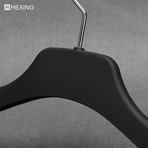 Paquete de 50 Perchas de Terciopelo Lindon, Ahorro de Espacio, Antideslizantes, Acolchadas, con Gancho Dorado Rosa, Perchas de Terciopelo Blanco y Negro - Product Image 6