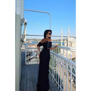 ชุดราตรีเดรสยาวสีดำแบบไร้สายรัดไหล่ ปักลายลูกปัด ดีไซน์เรียบหรู ไซส์ XL ความยาวคลุมเท้า ผลิตตามแบบ ODM ชุดเดรสสำหรับงานปาร์ตี้สำหรับผู้หญิง - Product Image 1