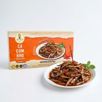 Petits poissons assaisonnés avec une sauce savoureuse traditionnelle, prêts à servir, spécialité vietnamienne, anchois braisés 250g