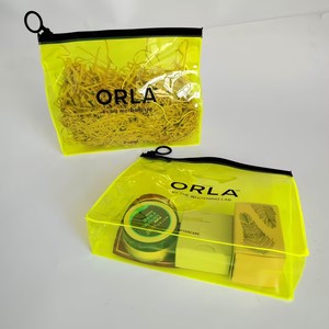 Sac à fermeture éclair en PVC transparent jaune avec logo personnalisé, anneau de traction, sac de rangement en plastique transparent pour maquillage, emballage cadeau beauté - Product Image 1