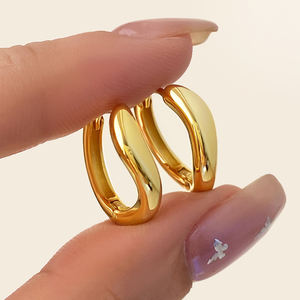 Pendientes de Aro Huggies Sencillos al por Mayor, Chapados en Oro de 18K con Circonita Cúbica, Joyería para Mujer - Product Image 2