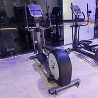 Équipement de gym, elliptique haut de gamme, auto-alimenté, cross-trainer, exercice cardio, utilisation en salle de sport