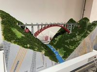 Modelo arquitectónico a escala del puente que conecta dos montañas, modelo arquitectónico a escala del puente y la carretera