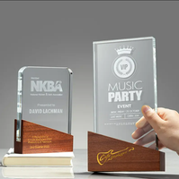 Trophée en verre cristal avec gravure personnalisée et impression UV, sur base en bois, pour cadeaux promotionnels et cadeaux de bienvenue