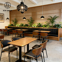 Ensemble de mobilier minimaliste commercial en bois noir et cuir pour restaurant de restauration rapide, comprenant table, chaise, canapé, banc et banquette.