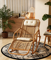 Fauteuil à bascule inclinable en rotin, moderne et confortable, avec repose-pieds allongé, structure tressée naturelle, coussins de tête et lombaires, pour intérieur, extérieur et balcon