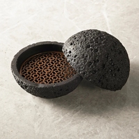 Fourniture de restaurant Ensemble de boules de pierre volcanique créative Gastronomie moléculaire noire Apéritifs Sashimi Plateau à glace sèche Assiette en porcelaine
