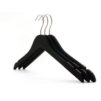 Cintre en bois noir durable de sécurité avec cintre de mode de conception antidérapante de dents de scie