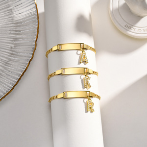 Pulsera de barra de acero inoxidable con baño de oro PVD de 18K y dije con inicial para niños |   Joyería Impermeable e Hipoalergénica para Niños - Product Image 4