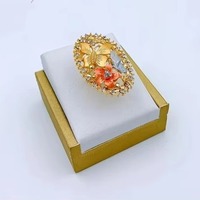 Parure de bijoux élégante pour femme, plaqué or épais, ornée de diamants, comprenant boucles d'oreilles, collier, bracelet et bague, idéale pour mariages et soirées