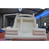 Toboggan gonflable commercial blanc pour mariage, toboggan gonflable double piste style château pour la location d'événements et de fêtes de mariage