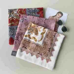 ผ้าพันคอแฟชั่นทรงสี่เหลี่ยมจัตุรัสขนาด 130x130 ซม. สำหรับผู้หญิง ฮิญาบ มุสลิม ลายพิมพ์ โพลีเอสเตอร์ 100% ผ้าคลุมไหล่ ฤดูใบไม้ผลิ ฤดูใบไม้ร่วง ขายส่งปี 2024 - Product Image 3