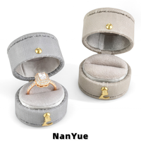 Boîte à bagues ovale en lin personnalisée avec insert en velours et couvercle rabattable pour emballage de bijoux, idéale pour les fiançailles, les mariages et les propositions de mariage