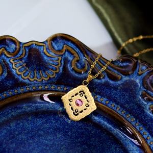 Collier pendentif en acier inoxydable style palais vintage avec diamant rose et gravure creuse en diamant pour anniversaire - Product Image 3