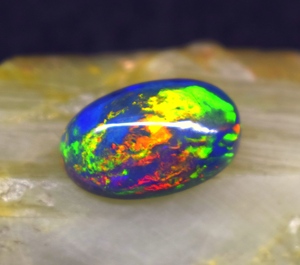 Piedra Preciosa Suelta de Ópalo Natural Multifuego de Alta Calidad de 5.5 CT, Cabujón de 15.8*9.8*6.9 mm para la Fabricación de Joyas - Product Image 1