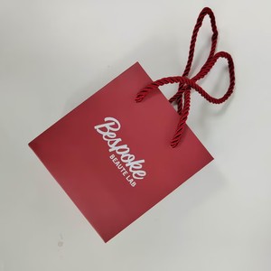 Bolsas de papel burdeos personalizadas con logotipo estampado en caliente con lámina blanca, bolsas de papel de regalo de lujo para empaques de cosméticos y productos de belleza. - Product Image 6