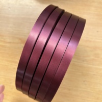 Ruban de satin violet de différentes couleurs pour fleurs